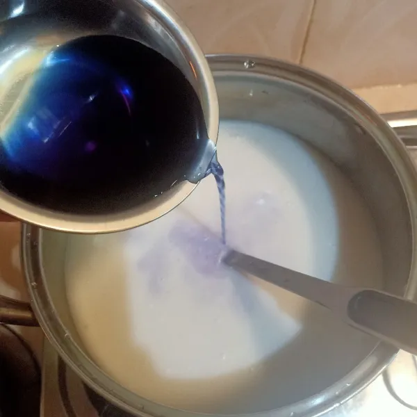 Masukan air bunga telang, aduk rata. Nyalakan kompr dan  masak hingga mendidih. Jangan lupa koreksi rasa. Sisihkan.