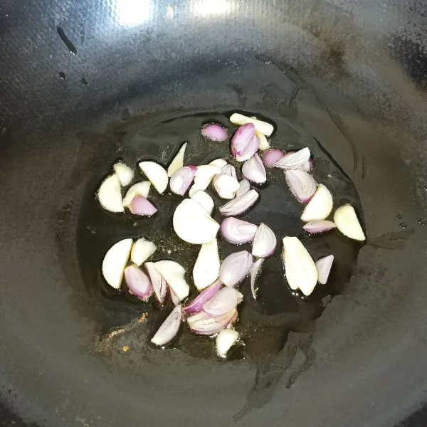 Tumis bawang merah dan bawang putih sampai harum.