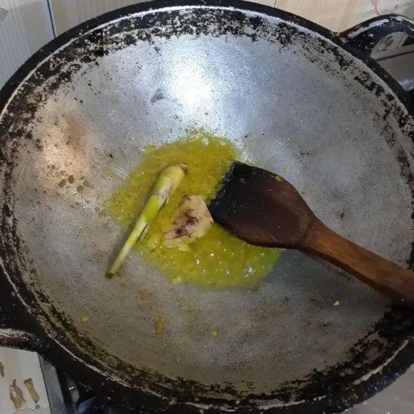 Tumis bumbu halus dengan sereh dan lengkuas hingga matang dan harum.