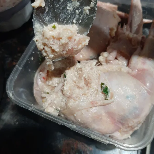 Masukkan kembali isian yang sudah dihaluskan ke dalam sayap ayam, bentuk seperti sayap ayam.