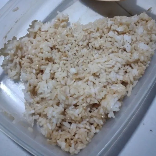 Campur nasi putih dengan saos tiram aduk hingga tercampur merata.