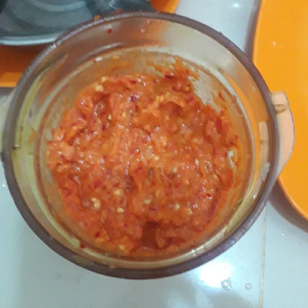 Siapkan blender. Masukkan bahan sambal. Tambah sedikit minyak goreng. Blender sampai halus.