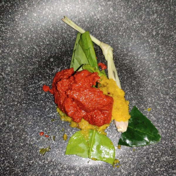 Masukkan ke dalam wajan bumbu aromatik dan bumbu giling, tambahkan cabai merah giling.