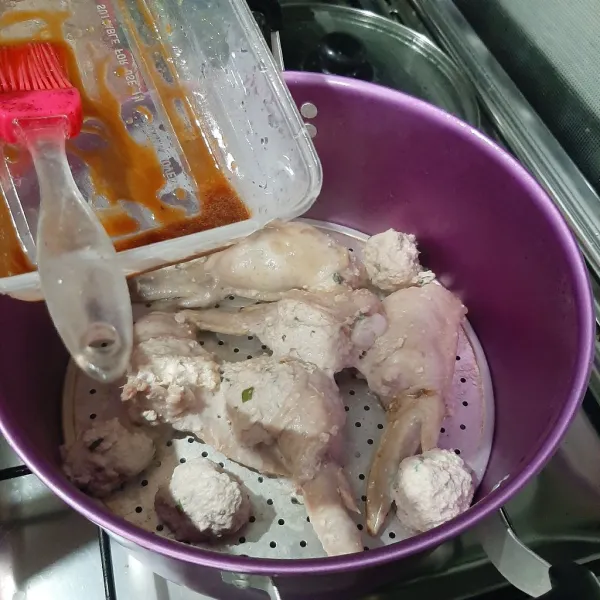 Tambahkan kembali sisa olesan ke ayam yang sudah setengah matang, lalu kukus hingga matang. Setelah matang bisa langsung digoreng dan sajikan.