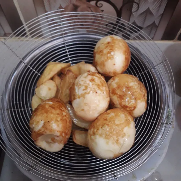 Goreng telur sampai berkulit. Goreng kentang sampai matang.