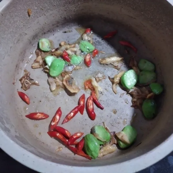 Tambahkan irisan cabe merah.