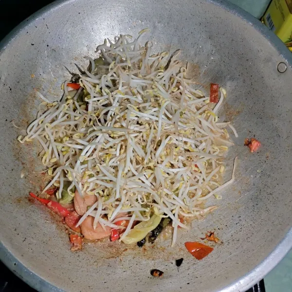 Lalu masukkan tauge yang sudah dicuci bersih. Tambahkan garam, gula pasir dan penyedap rasa. Aduk sampai rata, masak hingga matang, dan siap disajikan.