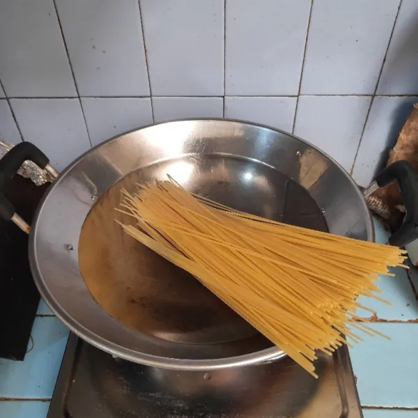 Siapkan air dalam wajan, tambahkan minyak sayur dan garam. Masukkan spaghetti, rebus hingga lunak, setelah matang angkat dan tiriskan. Sisihkan.