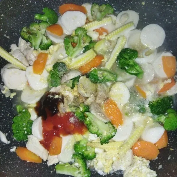 Tambahkan brokoli, jagung putren, saus tomat, saus tiram, garam, kaldu bubuk dan lada bubuk, aduk rata.