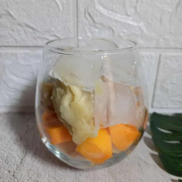 Tambahkan es batu secukupnya.