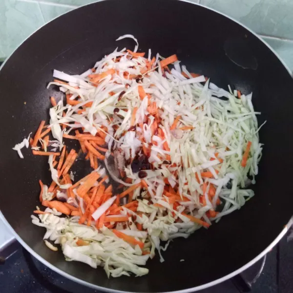 Tambahkan garam, lada, gula dan saus teriyaki. Masak hingga matang.