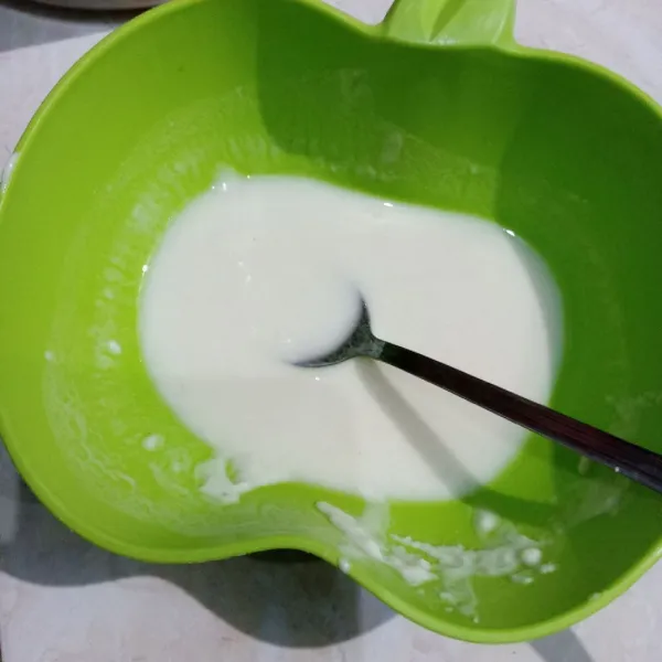 Larutkan terigu dan air sebagai perekat.