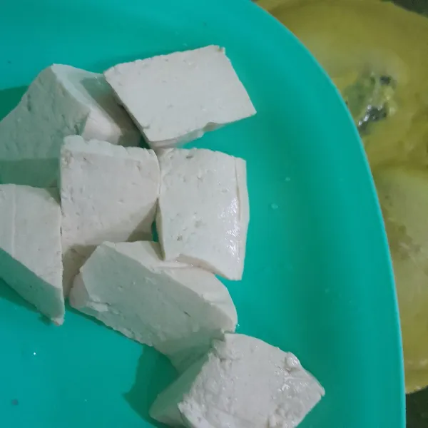 Tambahkan potongan tahu.