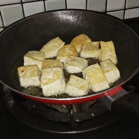 Goreng tahu setengah matang dan tiriskan.