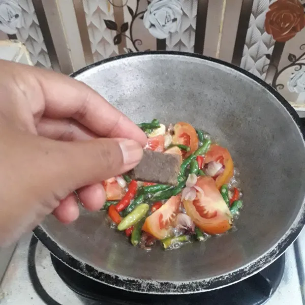 Tambahkan terasi. Goreng kembali sampai matang.
