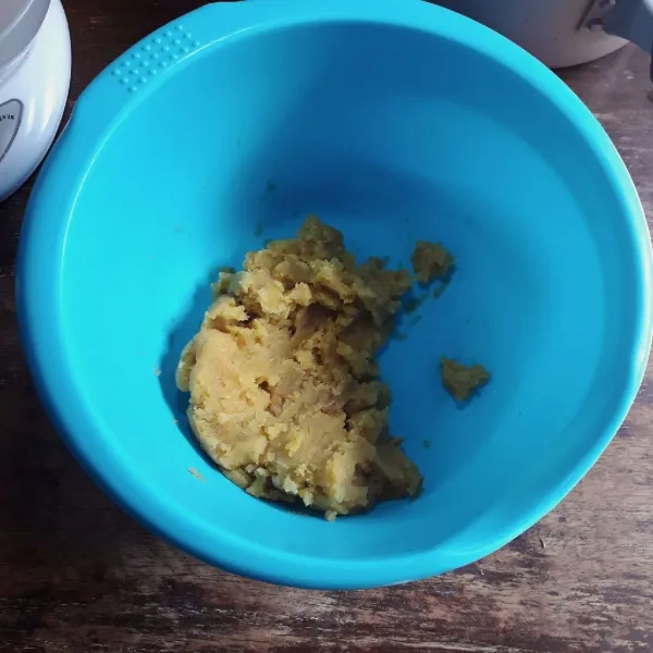 Kukus ubi hingga empuk, haluskan dan sisihkan hingga dingin.