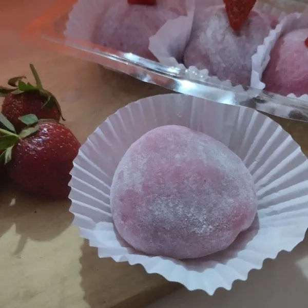 Tutup lalu bulatkan. Baluri dengan tepung ketan yangbsudah disangrai. Tata dialas kertas, percantik dengan buah garnis buah. Untuk ide jualan bisa dibuat paket dalam mika. Mochi siap disajikan.