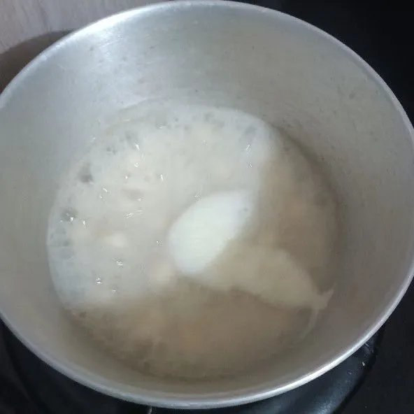 Rebus di air panas hingga mengambang pertanda matang.