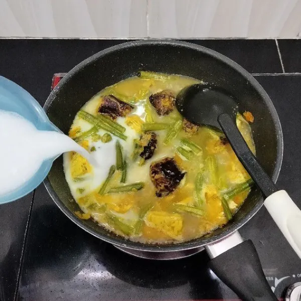 Lalu masukkan santan, aduk rata.