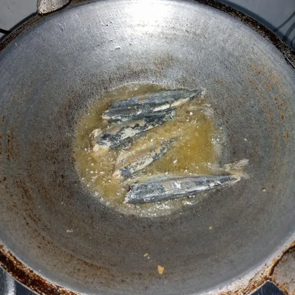 Goreng ikan pindang sampai matang kemudian suwir-suwir.