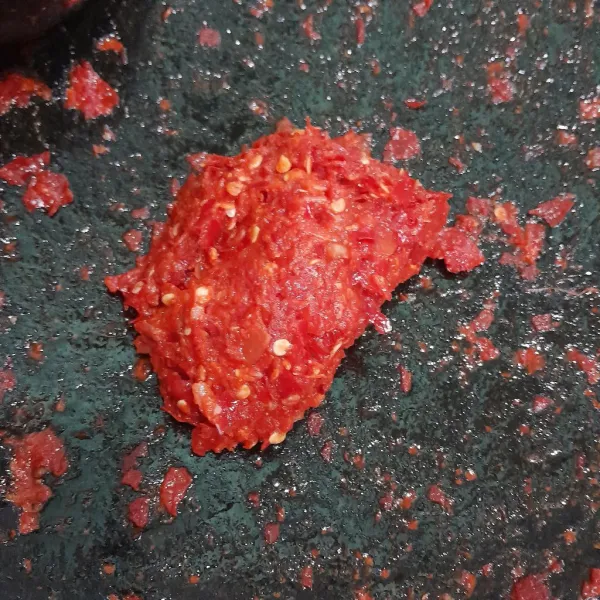 Giling halus cabe merah, garam, bawang putih dan bawang merah.