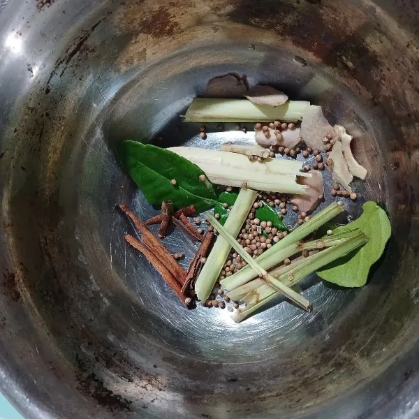 Cuci semua bahan. Geprek serai dan jahe. Masukkan di panci.
