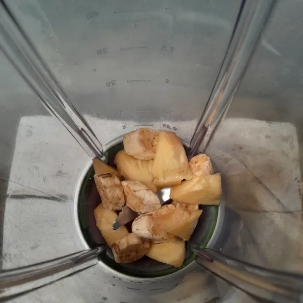 Potong nanas dan pisang lalu masukkan ke dalam blender.