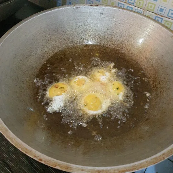 Celupkan bulatan perkedel kedalam kocokan putih telur, lalu goreng hingga kecoklatan. Sajikan.