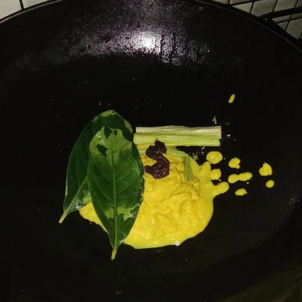 Masukan semua bahan blender ke dalam wajan, lalu tambahkan bahan aromatik.