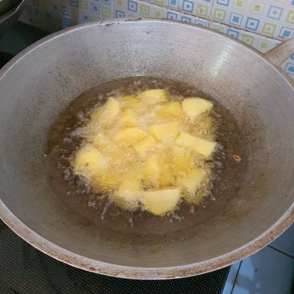 Goreng kentang hingga matang, kemudian haluskan, sisihkan.
