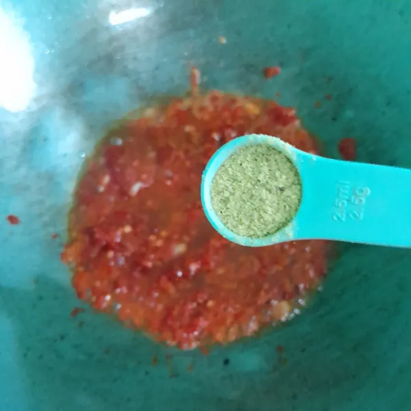 Masukkan cabe giling ke dalam minyak panas dan masukkan kaldu bubuk. Masak sampai bau langu hilang.