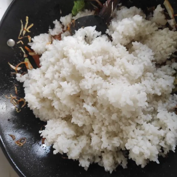Masukkan nasi putih, aduk-aduk hingga tercampur rata.