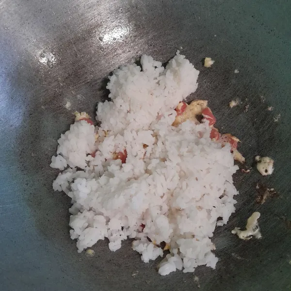 Tambahkan nasi putih.