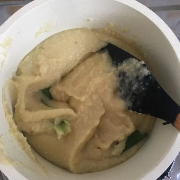 Pindahkan ke panci atau wajan. Masak hingga mengental sambil terus diaduk. Sekitar 15 menit.