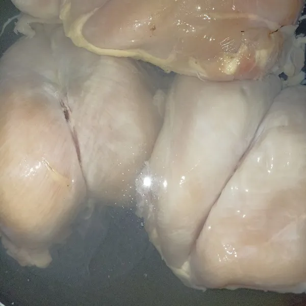Rebus dada ayam fillet hingga matang, dinginkan.