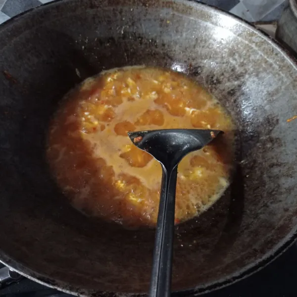 Tuang air, beri garam, gula, dan kaldu bubuk aduk rata, masak sampai mendidih.