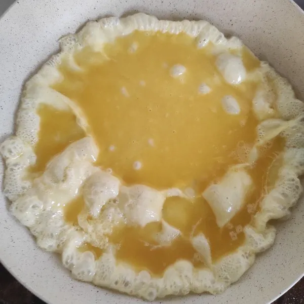 Kocok 2 butir telur dengan garam dan lada. Masak dan gulung.