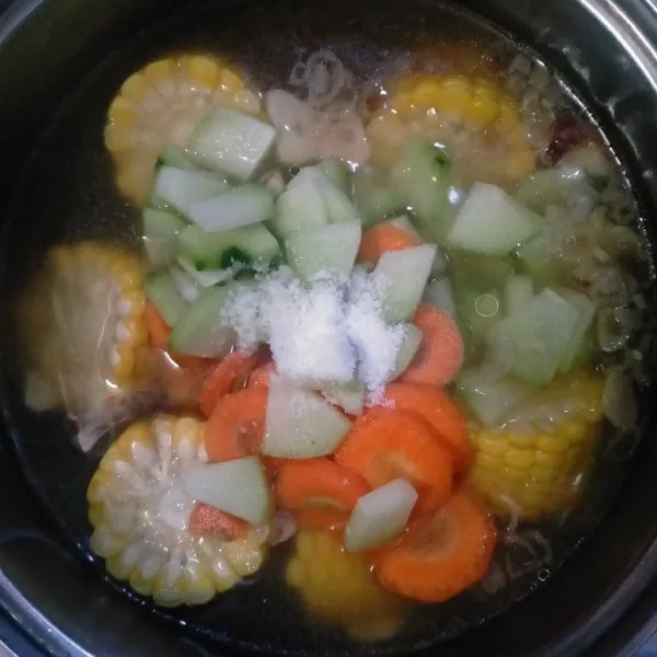 Masukkan potongan labu siam, wortel, garam dan gula merah. Masak hingga sayuran setengah matang.