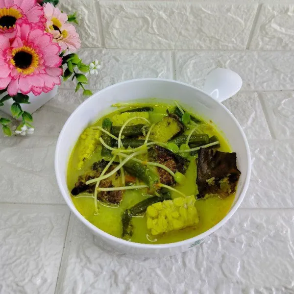 Tuang sayur lodeh ke dalam mangkuk dan sajikan.