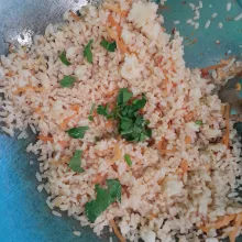 Tambahkan daun seledri, masak sampai semua bumbu tercampur rata. Tes rasa dan siap disajikan.