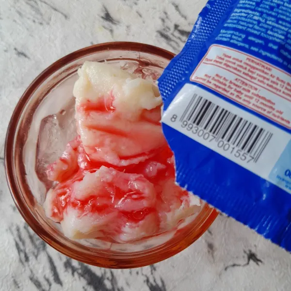 Tambahkan kental manis.