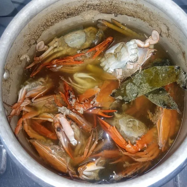 Rebus/presto baby crab bersama serai, daun salam dan garam sampai empuk.