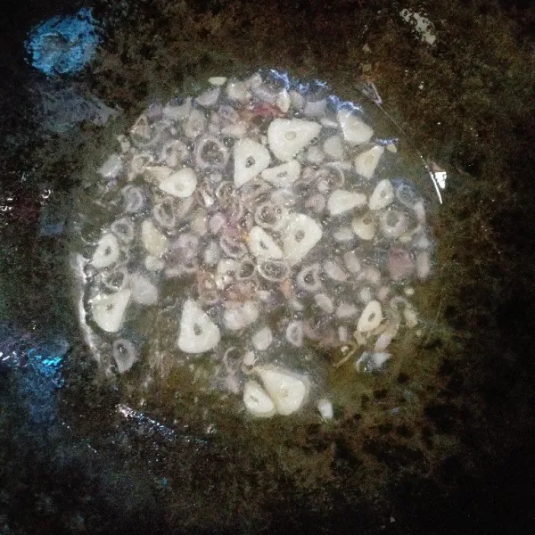 Panaskan minyak. Goreng irisan bawang hingga kecokelatan. Sisihkan.