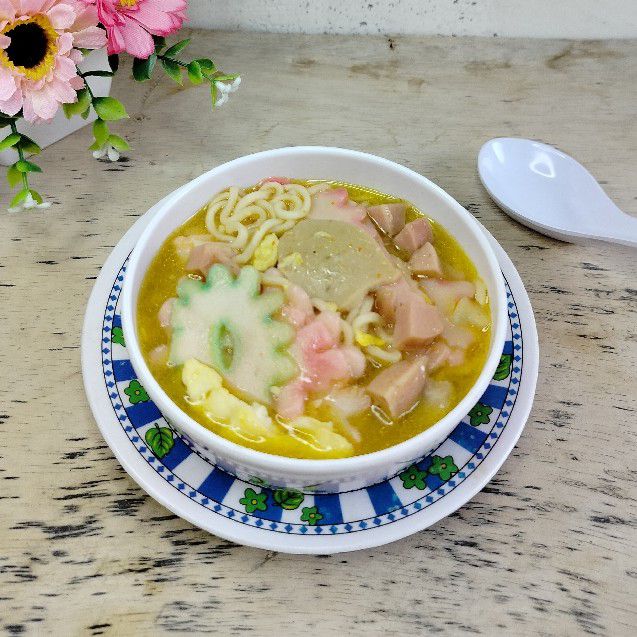 Proses memasak seblak mie dengan bahan-bahan yang lengkap