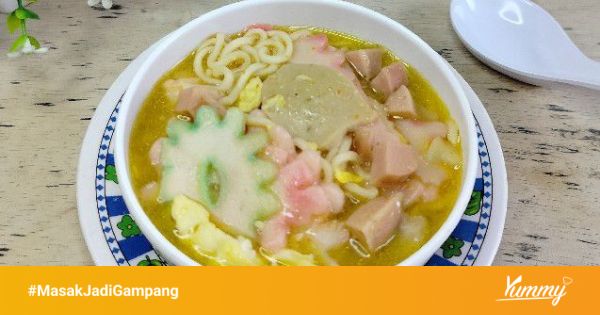 Proses memasak seblak mie dengan bahan-bahan yang lengkap
