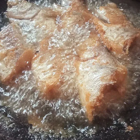 Goreng ikan tete yang sudah dicuci bersih dan diberi garam, sisihkan.