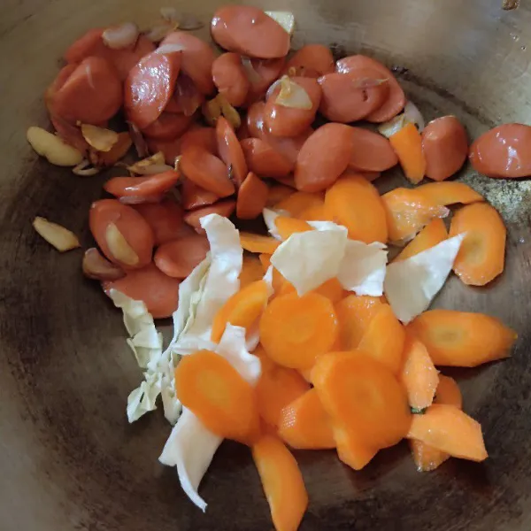 Tambahkan wortel. Masak ditumis sampai agak 1/2 matang dan warna sedikit gelap.