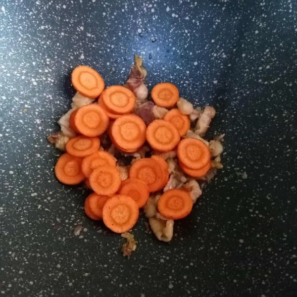 Masukkan wortel, tumis sebentar.