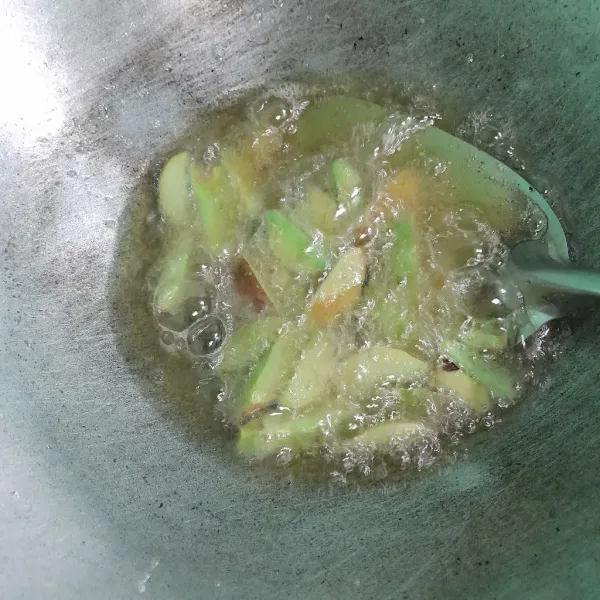 Goreng jengkol sepi sampai matang.