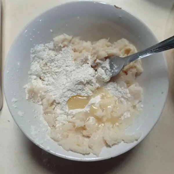 Lalu beri tepung terigu, gula pasir, pasta vanila, dan kental manis, aduk sampai tercampur rata.